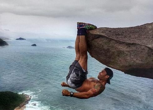 倒掛懸崖照被揭穿