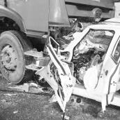 小車迎頭插進貨車