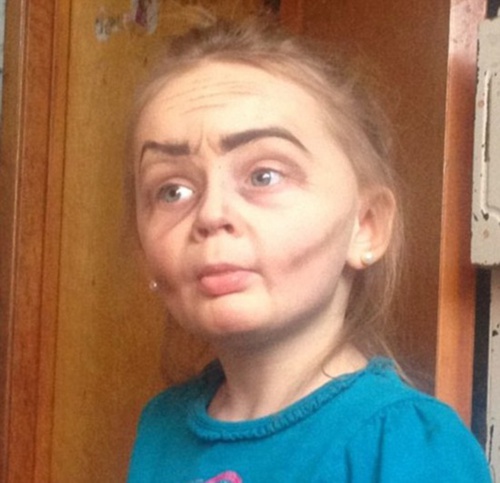 女孩化妝變老奶奶