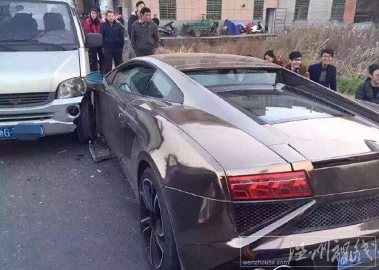 五菱之光撞豪車