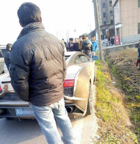 五菱之光撞豪車