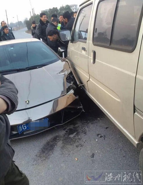 五菱之光撞豪車