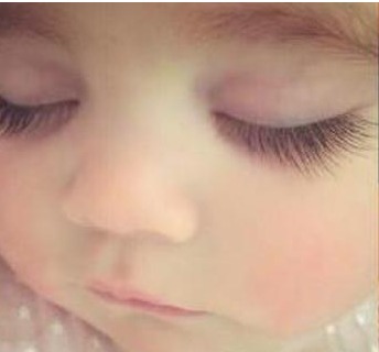 昆凌曬女兒睡顏照