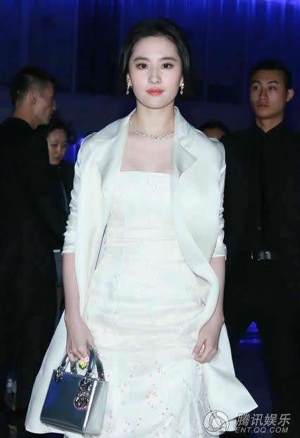 劉亦菲白裙優雅如仙子