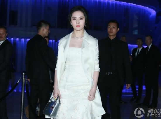 劉亦菲白裙優雅如仙子