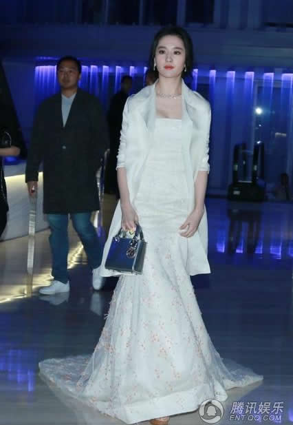 劉亦菲白裙優雅如仙子