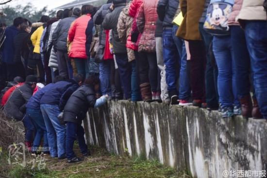 市民打撈墜河出租