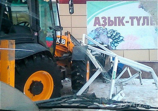 偷挖掘機(jī)鏟ATM機(jī)