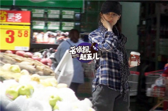 劉亦菲帶助理逛街