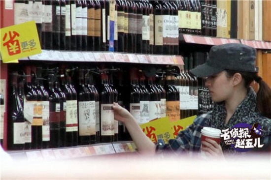 劉亦菲帶助理逛街