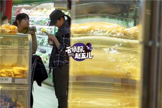 劉亦菲帶助理逛街