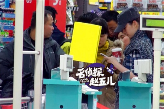 劉亦菲帶助理逛街