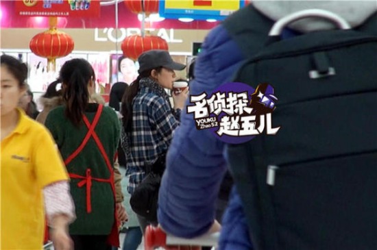 劉亦菲帶助理逛街