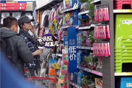 劉亦菲帶助理逛街