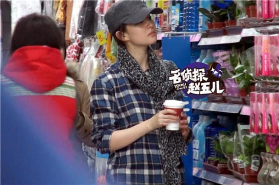 劉亦菲帶助理逛街