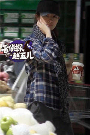 劉亦菲帶助理逛街