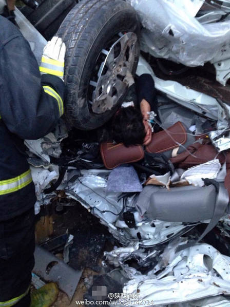 西安轎車火車相撞