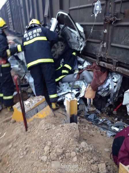 西安轎車火車相撞