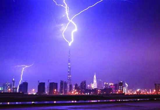 閃電擊迪拜塔畫面