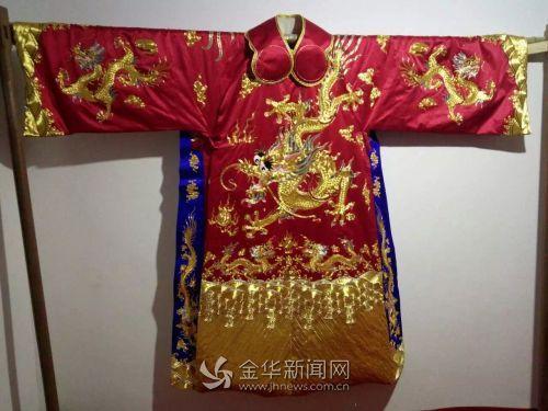 金華美女用2斤黃金和2斤白銀 繡了件金絲龍袍