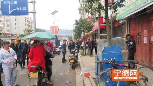 福安男子當街捅妻自殘