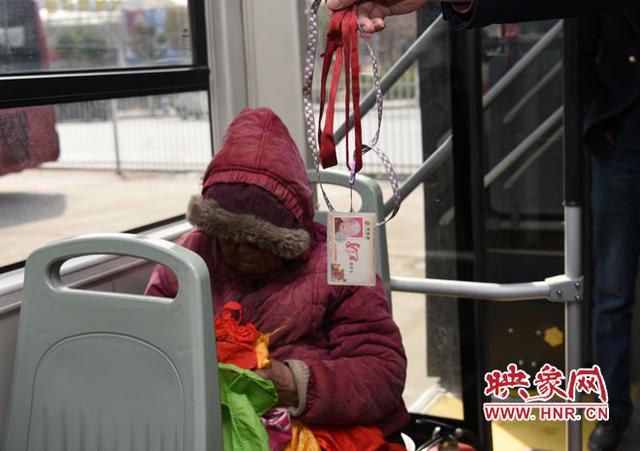 老太坐公交車成癮
