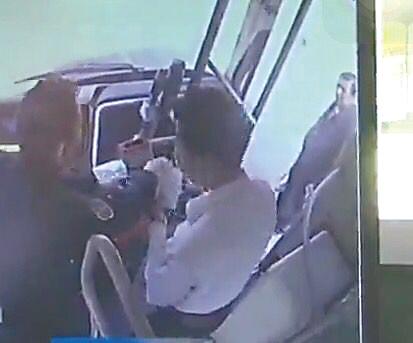 乘公交投千元現(xiàn)金