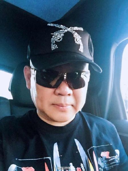 郭德綱曬小兒子照和自己的照片