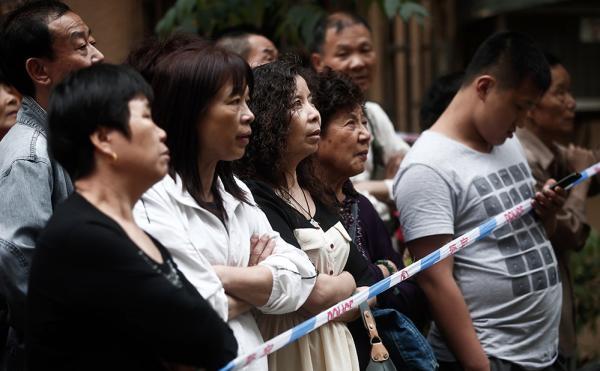 上海卡奴一家燒炭自殺