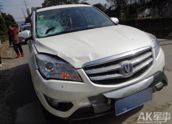 習武小伙被撞無礙