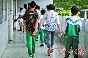 爺爺孫子一起上學