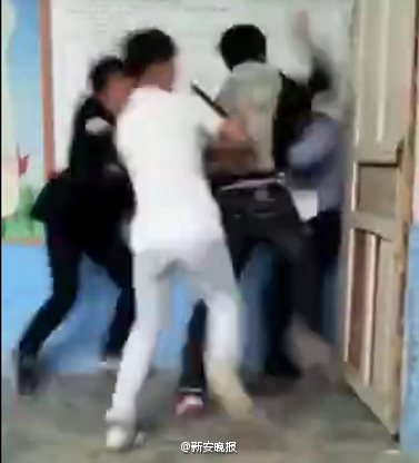 中學(xué)學(xué)生群毆老師