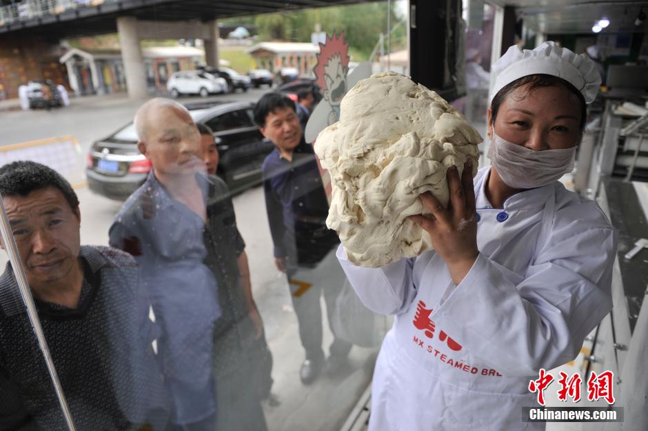 重慶35厘米長大饅頭只賣1元