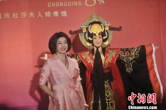 劉曉慶為蠟像揭幕