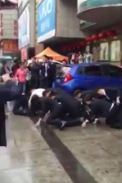 員工當(dāng)街下跪爬行