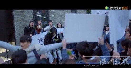 張馨予被扔雞蛋