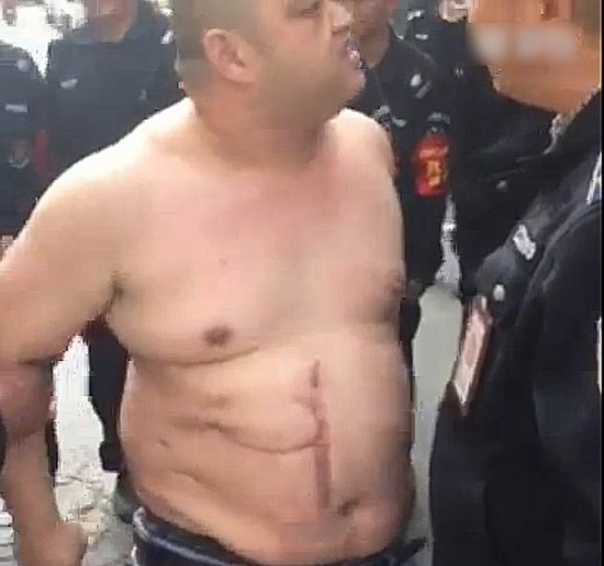 鄭州城管被光頭男指著鼻子罵