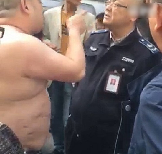 鄭州城管被光頭男指著鼻子罵