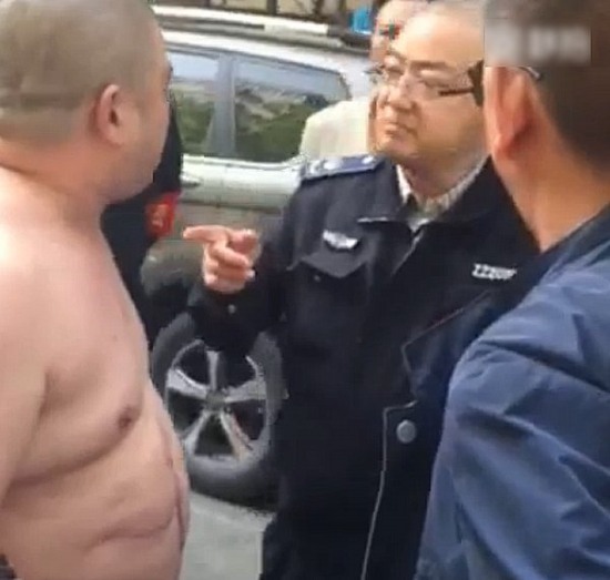 鄭州城管被光頭男指著鼻子罵