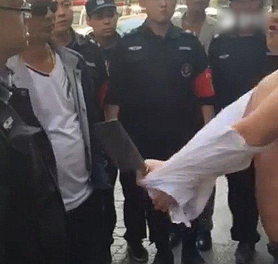 鄭州城管被光頭男指著鼻子罵