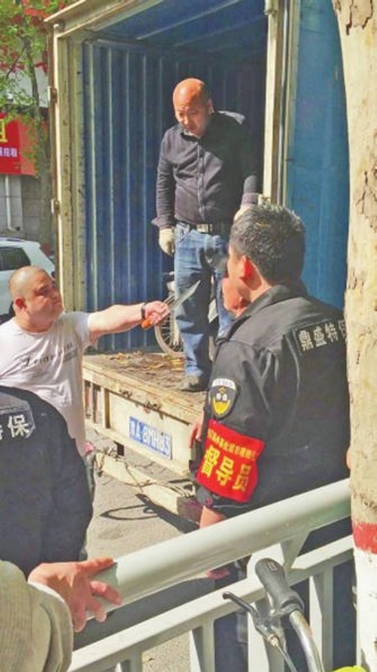 鄭州城管被光頭男指著鼻子罵