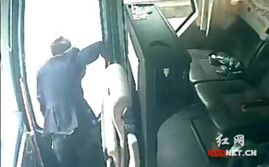 邵陽男子高速上跳車 毆打客車司機后跳車沒摔死
