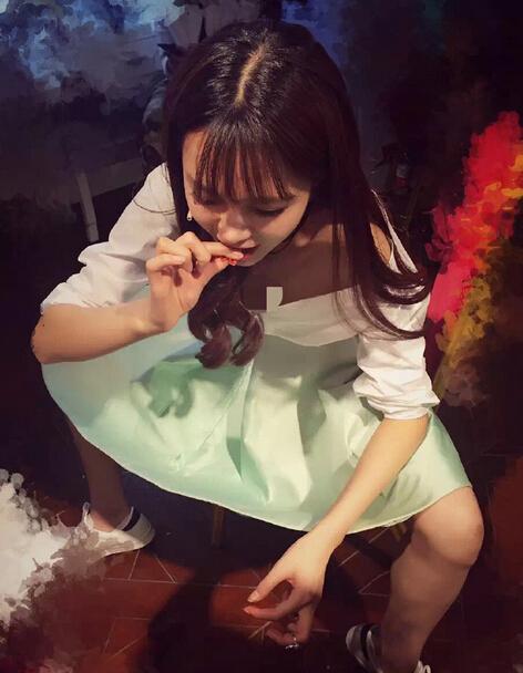 沈夢(mèng)辰豪邁吃龍蝦