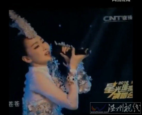 薩頂頂假唱話筒拿反