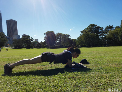 劉曉慶做平板支撐