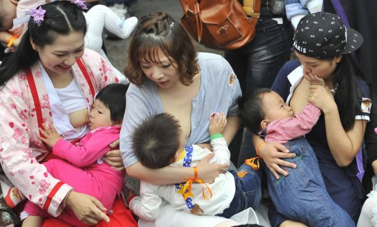 百名媽媽街頭哺乳