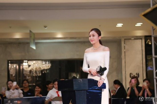 秦嵐現(xiàn)身公益活動