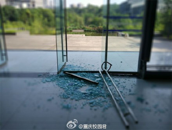 重慶持續(xù)高溫,玻璃門都被熱炸掉了