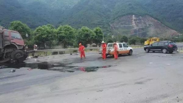 拖拉機(jī)撞賓利