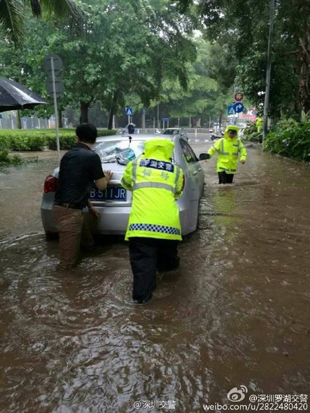 妮妲登陸深圳帶來暴雨 羅湖區筍崗寶安路口積水達50厘米